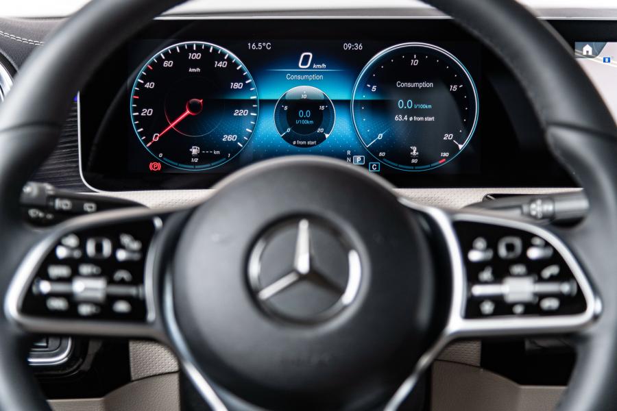 Панель приборов Mercedes-Benz A200 Progressive (W177) 2018 года  (WW) (фото 84 из 96)